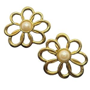 Vintage earrings stud gold tone large flower daisy faux pearl 1” oval